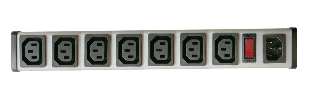 IEC320 μετατροπέας σκοινιού δύναμης προσαρμοστών βουλωμάτων, λουρίδα δύναμης εξόδων γρύλων 7Way IEC320 C14 με τον προστάτη υπερφόρτωσης 15a
